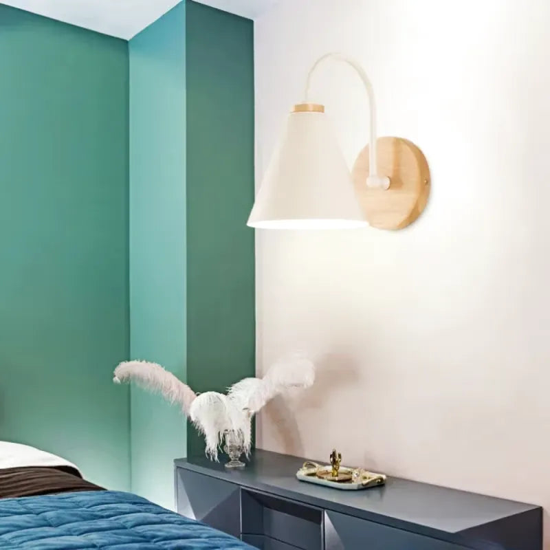 Applique murale design minimaliste pour chambre, style scandinave, en blanc avec éclairage doux, par Luminaire Essenza.