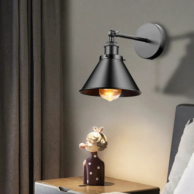 Applique murale design pour chambre Luminaire Essenza, avec bras oscillant et éclairage moderne.