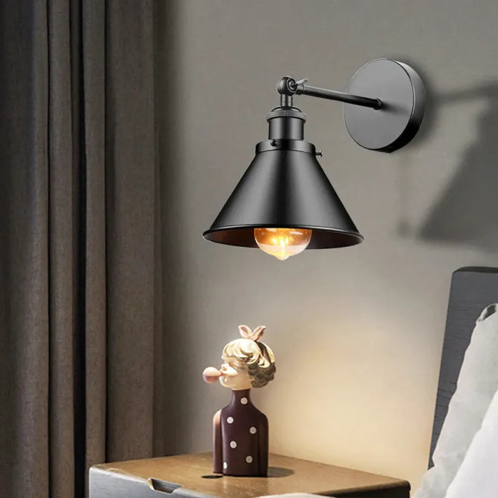 Applique murale design pour chambre Luminaire Essenza, avec bras oscillant et éclairage moderne.