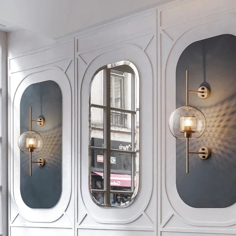 Applique murale design moderne en verre Luminaire Essenza, lumière douce et élégante pour décoration intérieure.