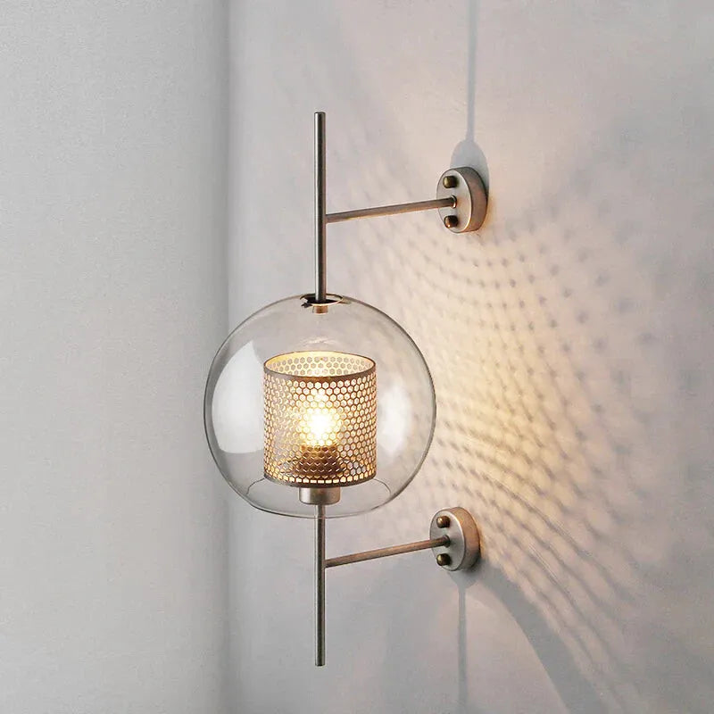 Applique murale moderne en verre de Luminaire Essenza, design élégant pour éclairage intérieur contemporain.
