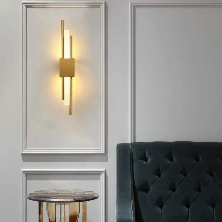 Applique murale moderne en laiton blanc pour salon, design LED élégant et épuré, éclairage directionnel.