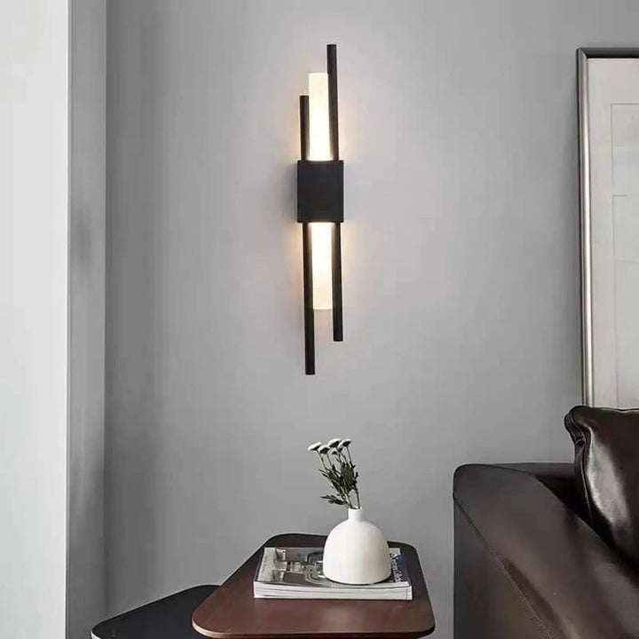 Applique murale design LED en laiton Luminaire Essenza, moderne, dorée, avec finition noire et blanche, éclairage orientable pour salon.
