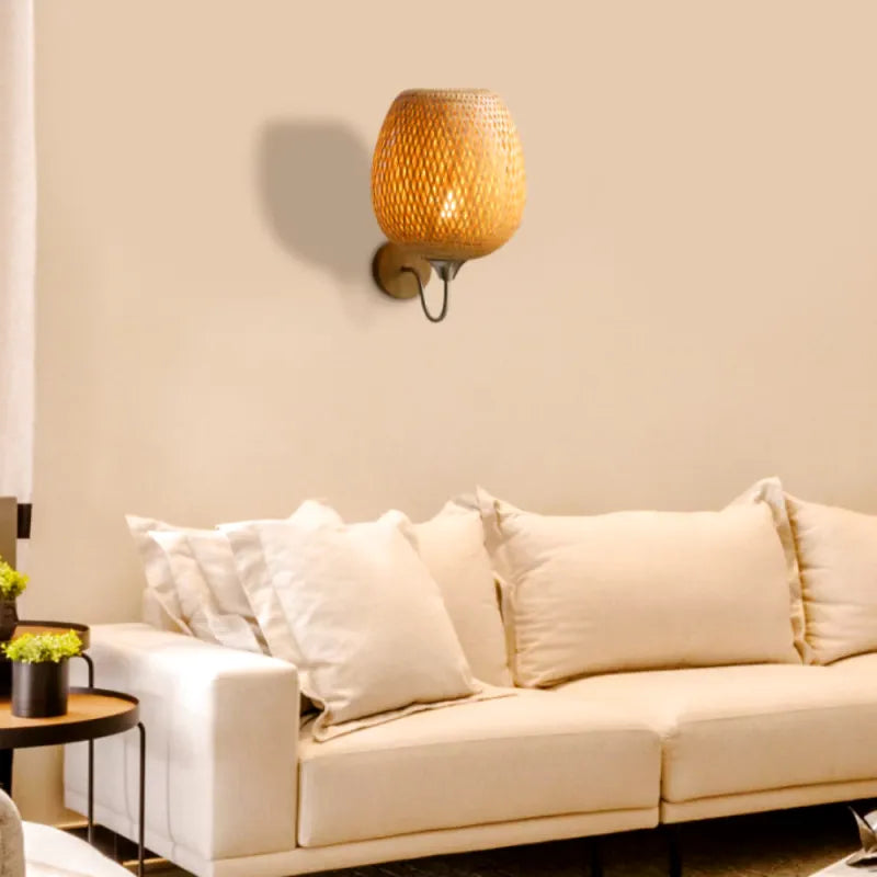 Applique murale en bambou Luminaire Essenza avec design aux formes arrondies, dimensions 36 cm x 29,5 cm, éclairage intérieur moderne