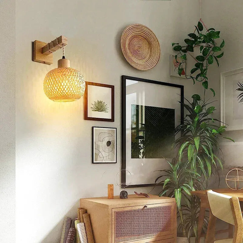 Applique murale en bambou et rotin naturel, design écologique et élégant, avec abat-jour en bois pour décoration intérieure chaleureuse