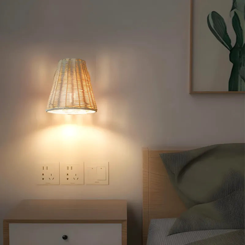 Applique murale en rotin nordique et rotative, tissée à la main, avec design élégant et finition naturelle pour intérieur chaleureux.