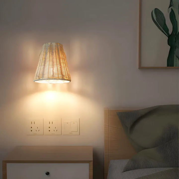 Applique murale en rotin nordique et rotative, tissée à la main, avec design élégant et finition naturelle pour intérieur chaleureux.