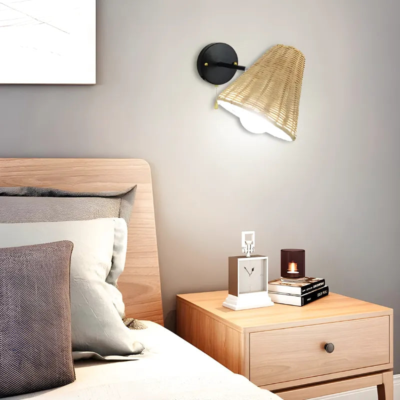 Applique murale en rotin tissé à la main, design nordique rotatif, par Luminaire Essenza, décor moderne et naturel.