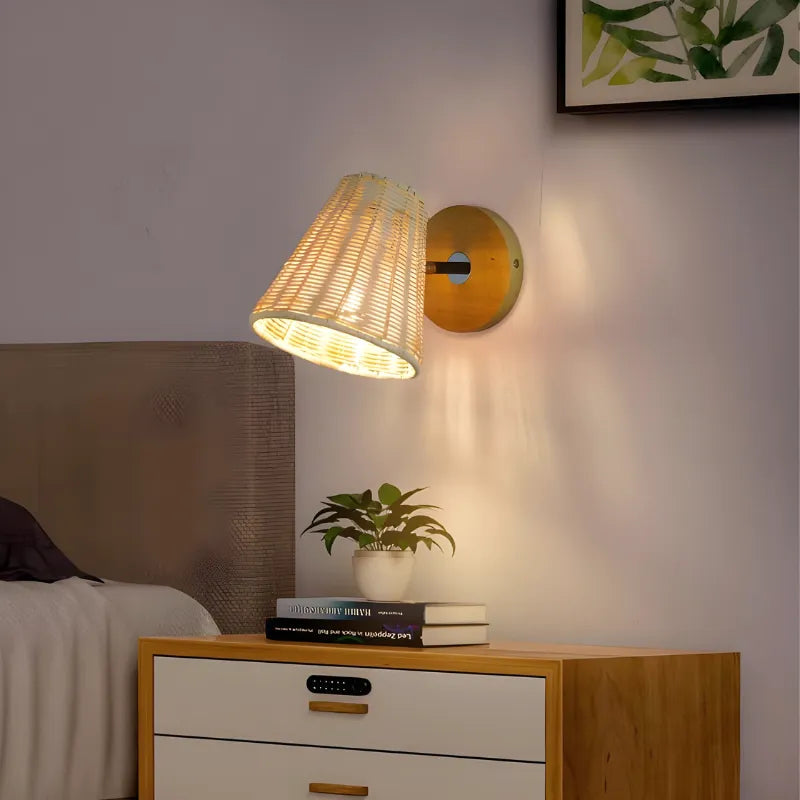 Applique murale en rotin nordique et rotative, tissée à la main, avec design élégant et moderne pour décoration intérieure.