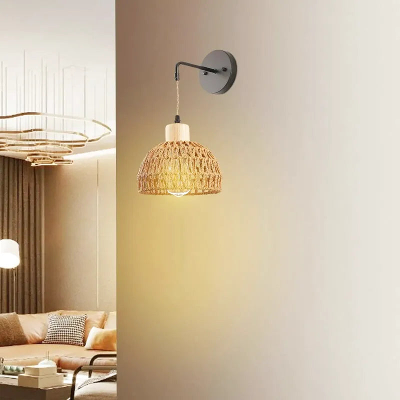 Applique murale en rotin tressé à la main, design artisanal par Luminaire Essenza, éclairage décoratif pour intérieur.