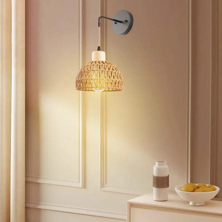 Applique murale en rotin tissé à la main Luminaire Essenza, design élégant pour décoration intérieure chaleureuse.