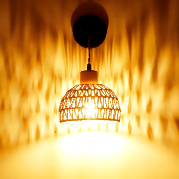 Applique murale en rotin tissé à la main, luminaire Essenza, design naturel et artisanal pour décoration intérieure.