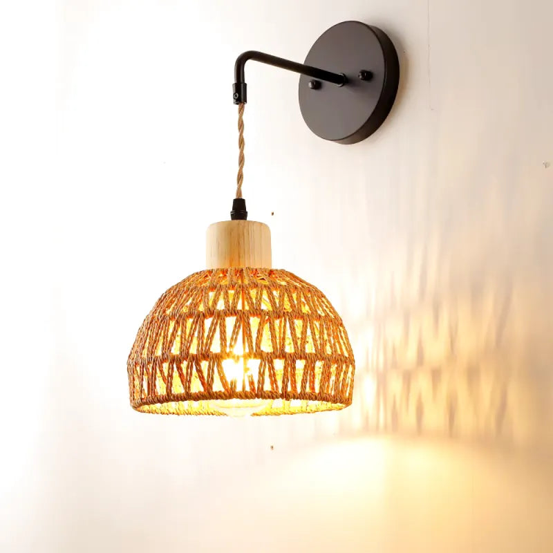 Applique murale en rotin tissé à la main, Luminaire Essenza, décoration élégante et naturelle pour intérieur.