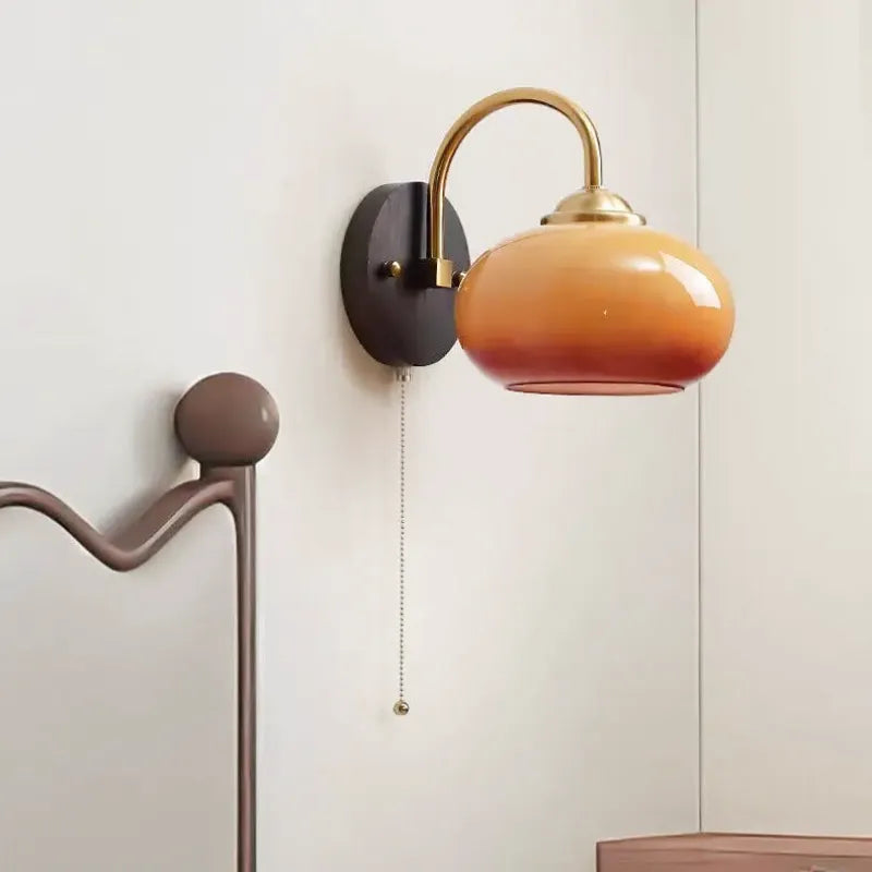 Applique murale en verre luxueuse avec interrupteur, design original, éclairage élégant, par Luminaire Essenza.