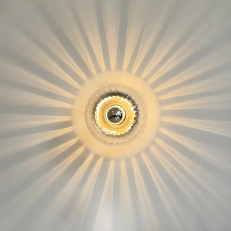 Applique murale en verre Effet Soleil de Luminaire Essenza, design élégant avec finition brillante pour décoration intérieure.