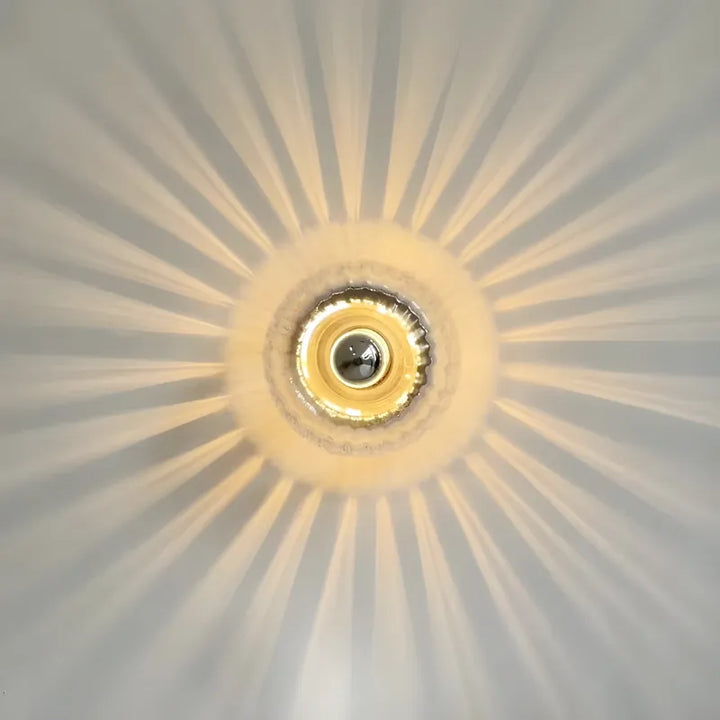 Applique murale en verre Effet Soleil de Luminaire Essenza, design élégant avec finition brillante pour décoration intérieure.