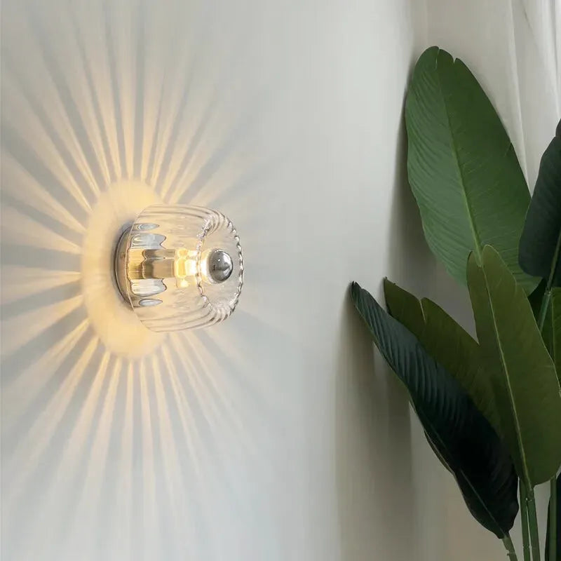 Applique murale en verre Effet Soleil de Luminaire Essenza, design lumineux et moderne pour décoration intérieure élégante.