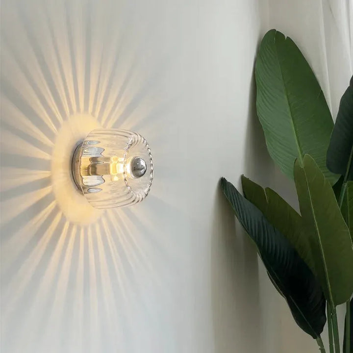 Applique murale en verre Effet Soleil de Luminaire Essenza, design lumineux et moderne pour décoration intérieure élégante.