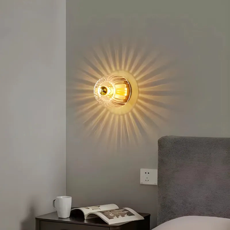 Applique murale en verre Effet Soleil de Luminaire Essenza, design élégant avec lumière douce et finition raffinée.
