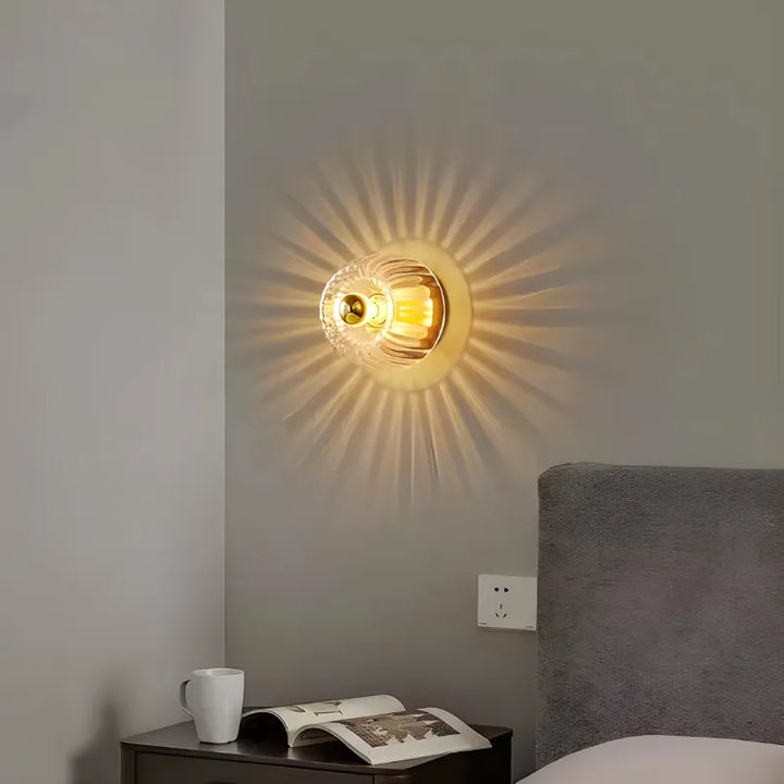 Applique murale en verre Effet Soleil de Luminaire Essenza, design élégant avec lumière douce et finition raffinée.