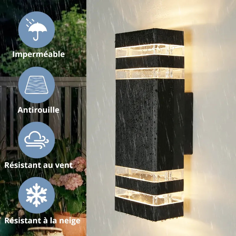 Applique murale extérieure LED étanche Luminaire Essenza, design cuboïde blanc chaud, idéale pour décoration extérieure.