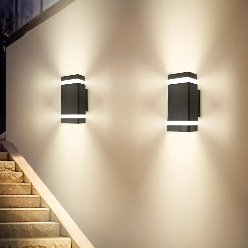 Applique murale extérieure LED étanche Luminaire Essenza, design cuboïde blanc chaud, éclairage décoratif et résistant aux intempéries.