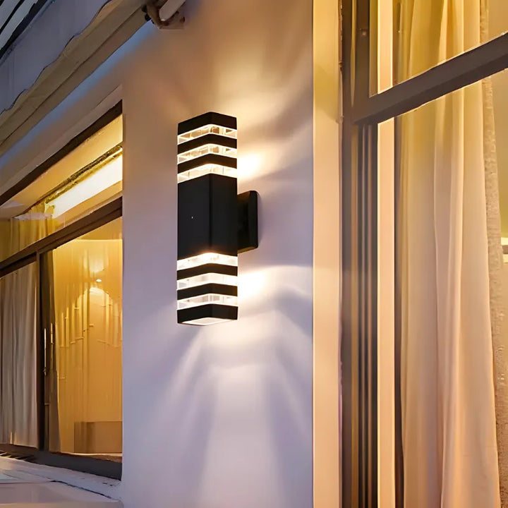 Applique murale extérieure LED étanche Luminaire Essenza, design cuboïde triple blanc chaud pour éclairage décoratif extérieur.