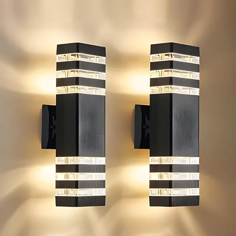 Applique murale extérieure LED étanche Luminaire Essenza, design cuboïde triple avec lumière blanc chaud pour décoration extérieure.
