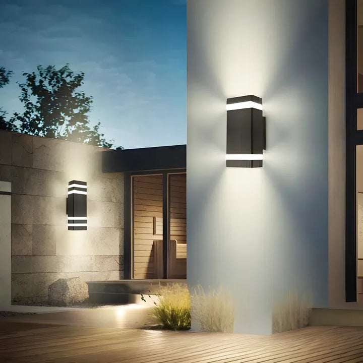 Applique murale extérieure LED étanche Luminaire Essenza avec design cuboïde triple blanc chaud pour éclairage décoratif.