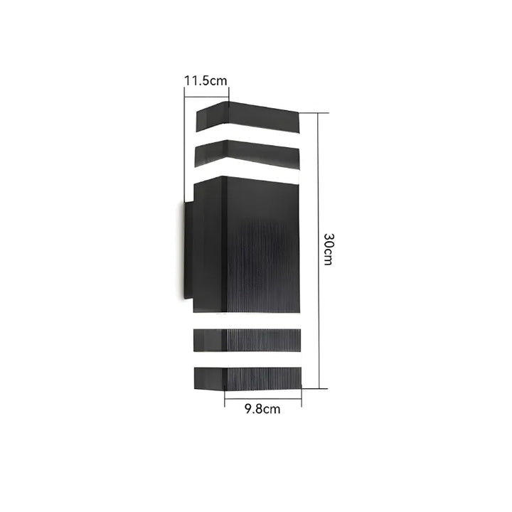 Applique murale extérieure LED étanche Luminaire Essenza, design cuboïde triple, lumière blanc chaud, décorative et résistante aux intempéries.