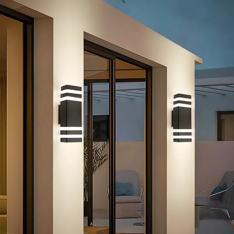 Applique murale extérieure LED étanche Luminaire Essenza, design cuboïde triple blanc chaud pour éclairage décoratif extérieur.