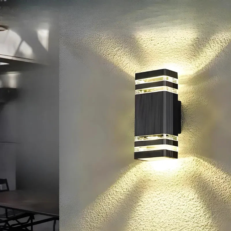 Applique murale extérieure LED étanche Luminaire Essenza avec design cuboïde triple, éclairage blanc chaud pour décoration extérieure.