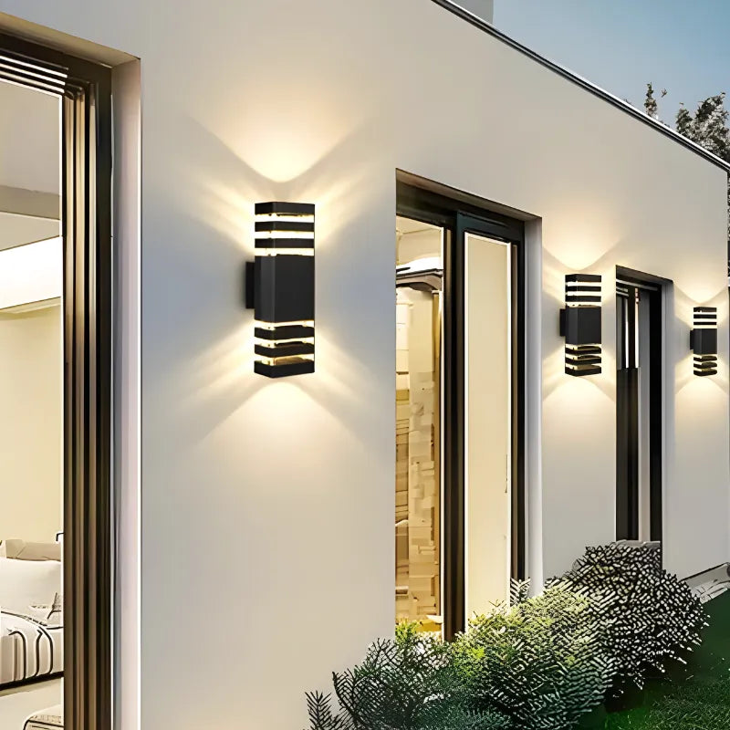 Applique murale extérieure LED étanche Luminaire Essenza, design cuboïde triple blanc chaud, éclairage décoratif pour façade.