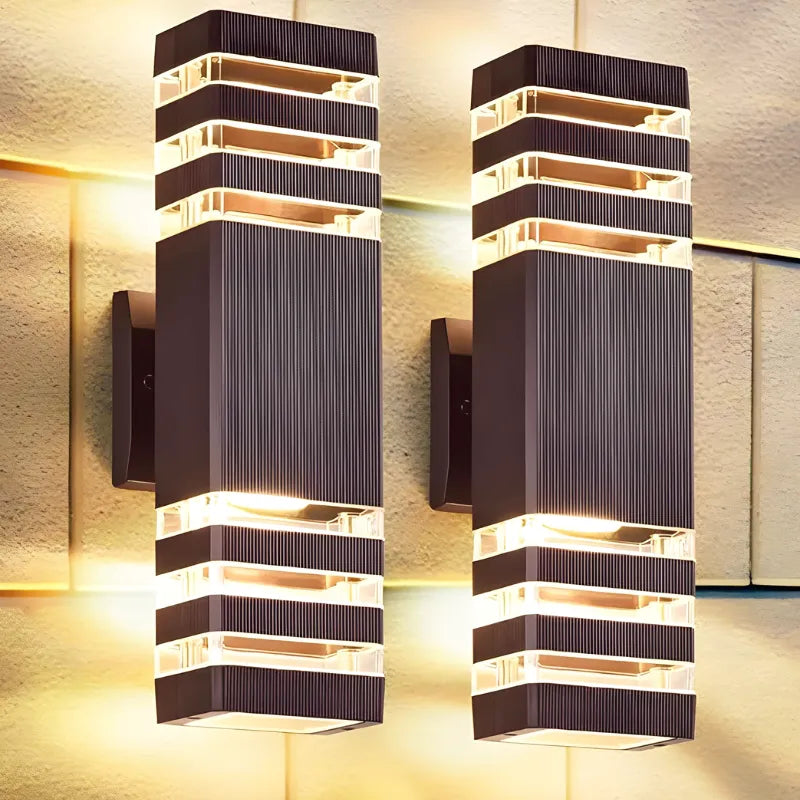Applique murale extérieure LED étanche Luminaire Essenza, design cuboïde triple en blanc chaud, éclairage décoratif et résistant aux intempéries.