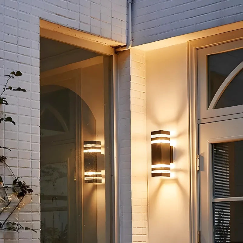 Applique murale extérieure LED étanche Luminaire Essenza, design cuboïde triple blanc chaud, éclairage décoratif pour façade.