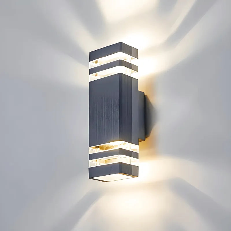 Applique murale extérieure LED étanche Luminaire Essenza, design cuboïde triple en blanc chaud, éclairage décoratif.
