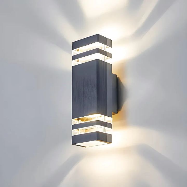 Applique murale extérieure LED étanche Luminaire Essenza, design cuboïde triple en blanc chaud, éclairage décoratif.