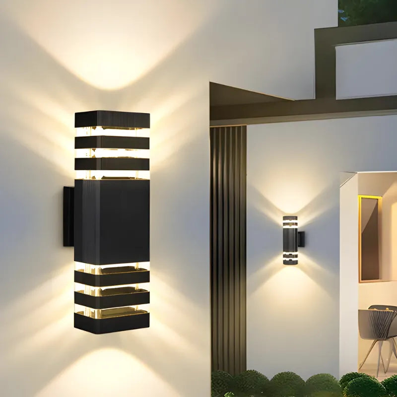 Applique murale extérieure LED étanche Luminaire Essenza, design cuboïde triple blanc chaud pour éclairage décoratif extérieur.