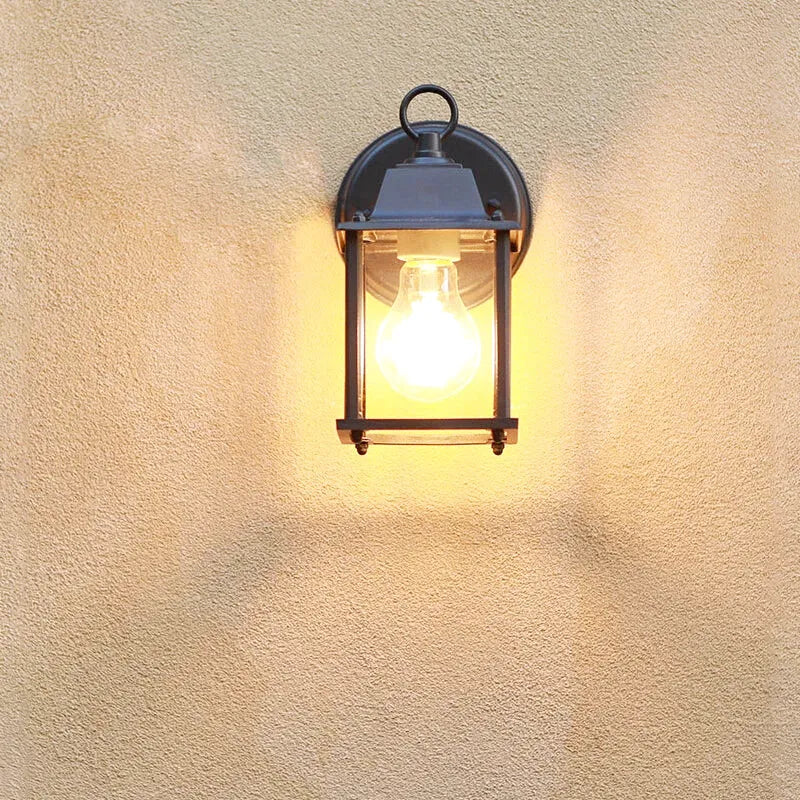 Applique murale extérieure vintage et étanche Luminaire Essenza en verre transparent sans ampoule, design élégant pour l'extérieur.