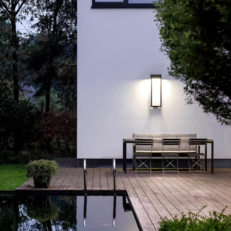 Applique murale extérieure étanche noire de style design par Luminaire Essenza, idéale pour éclairage extérieur moderne.