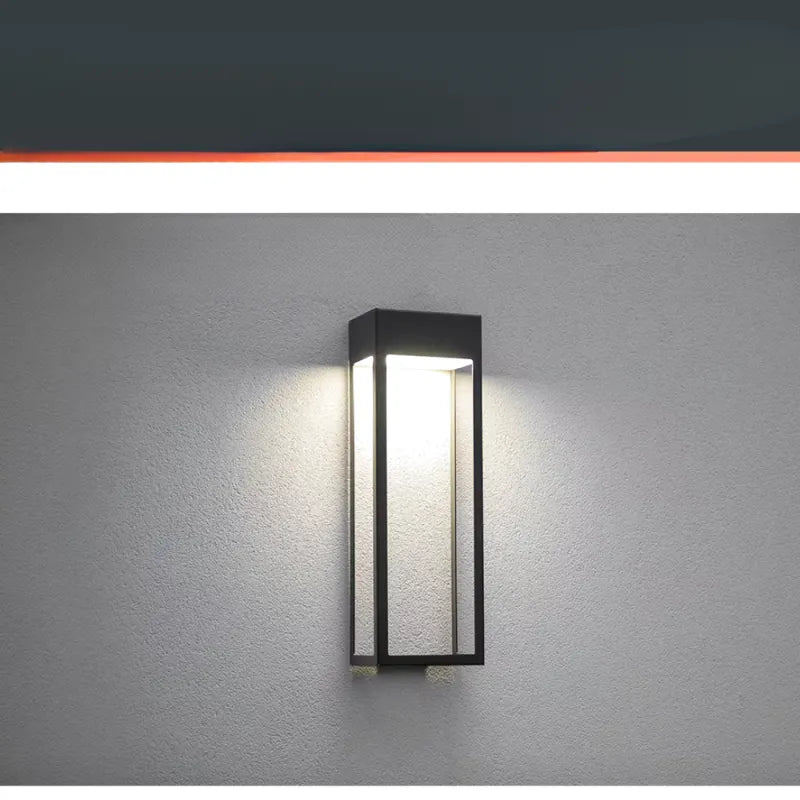 Applique murale extérieure étanche noire de 35 cm avec design moderne, solaire, pour éclairage extérieur élégant.