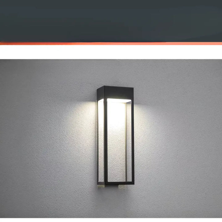 Applique murale extérieure étanche noire de 35 cm avec design moderne, solaire, pour éclairage extérieur élégant.