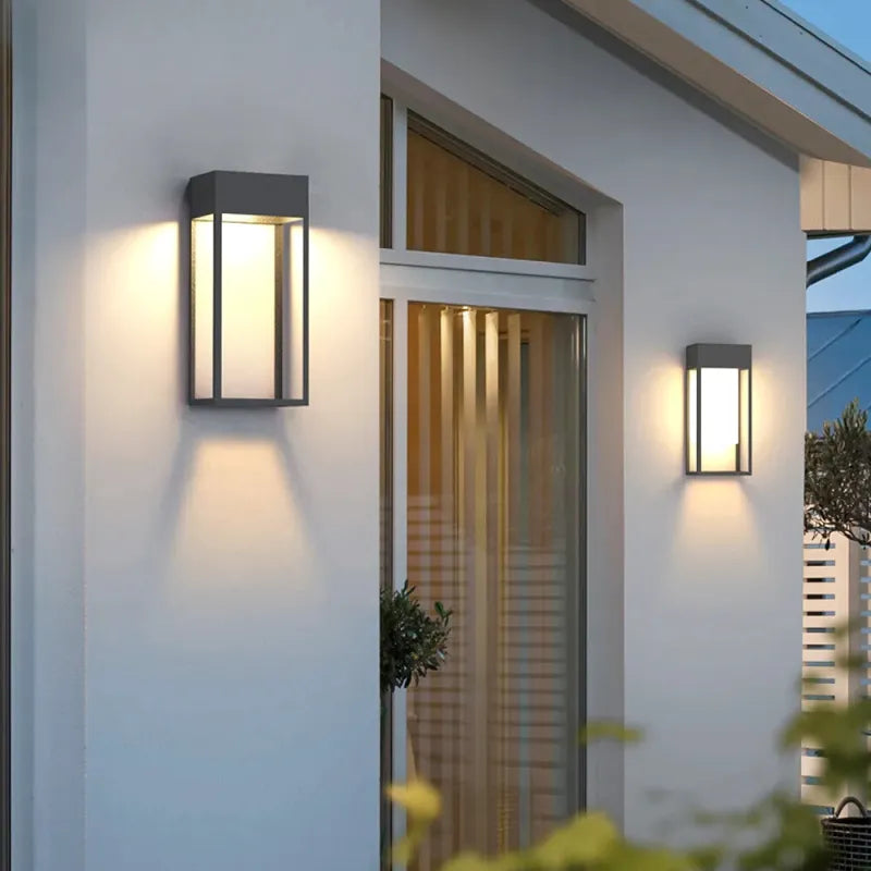 Applique murale extérieure étanche noire de design moderne Luminaire Essenza, éclairage décoratif pour extérieur.