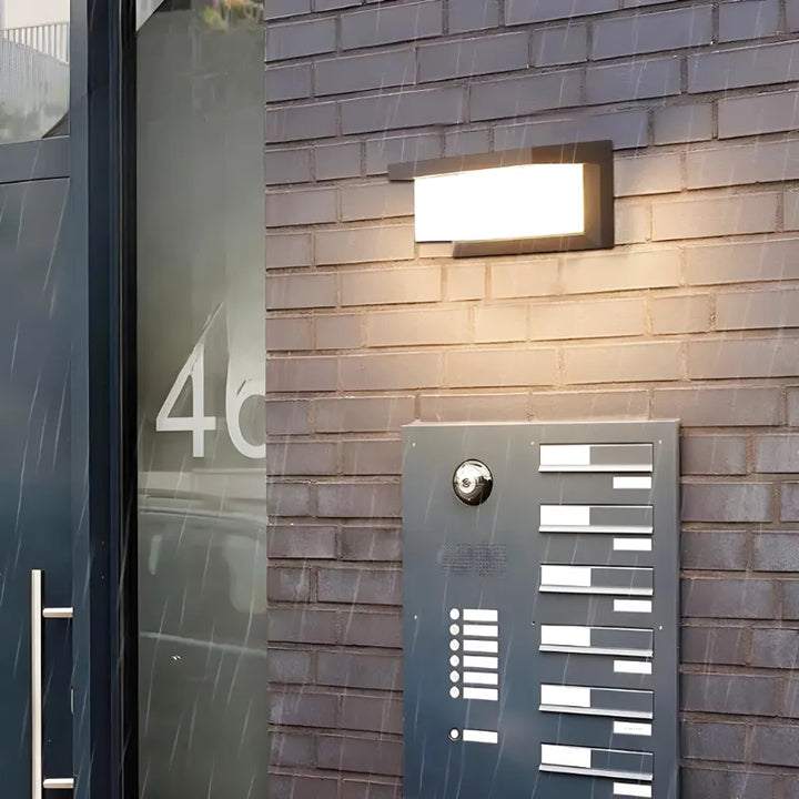 Applique murale extérieure LED étanche Luminaire Essenza avec capteur de mouvement, blanc naturel 6000K.