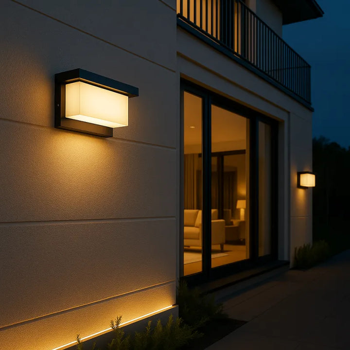 Applique murale extérieure LED étanche Luminaire Essenza avec capteur de mouvement, éclairage blanc naturel 6000K.