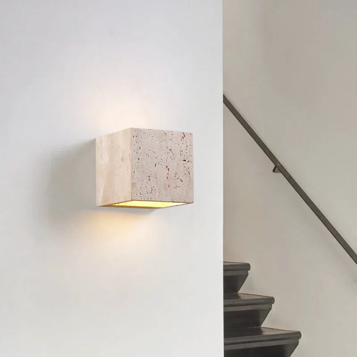 Applique murale extérieure minimaliste en pierre naturelle, Luminaire Essenza, blanc chaud, design moderne, 12x12 cm.