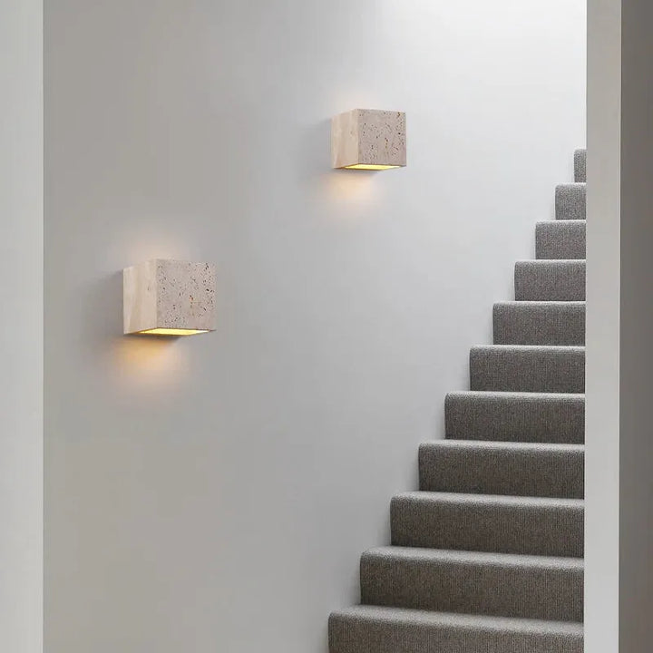 Applique murale extérieure minimaliste en pierre naturelle, Luminaire Essenza, blanc chaud, design moderne, 12x12 cm.