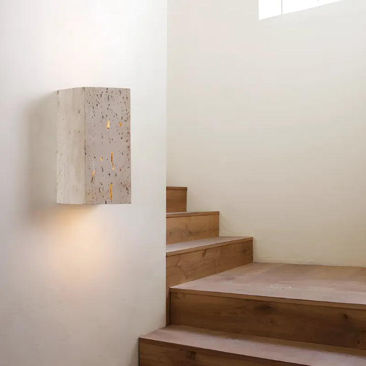 Applique murale extérieure en pierre naturelle blanche chaude, design minimaliste moderne, 12x12 cm, par Luminaire Essenza.