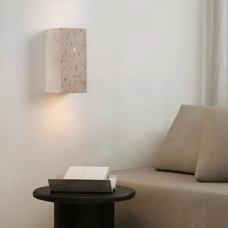 Applique murale extérieure minimaliste en pierre naturelle, Luminaire Essenza, blanc chaud, design moderne, 12x12 cm.