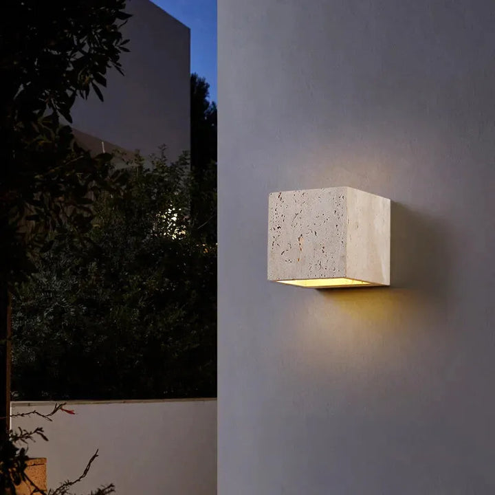 Applique murale extérieure minimaliste Luminaire Essenza en pierre naturelle, blanc chaud, 12x12 cm, design moderne et épuré.